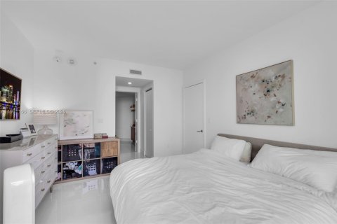 Condo in Miami, Florida, 2 bedrooms  № 2057412 - photo 17