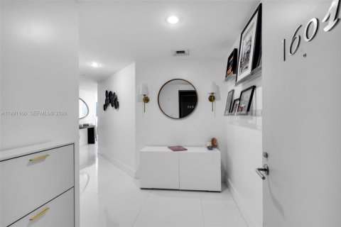 Condo in Miami, Florida, 2 bedrooms  № 2057412 - photo 2