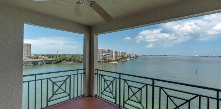 Condominio en Saint Petersburg, Florida, 2 dormitorios № 1878251