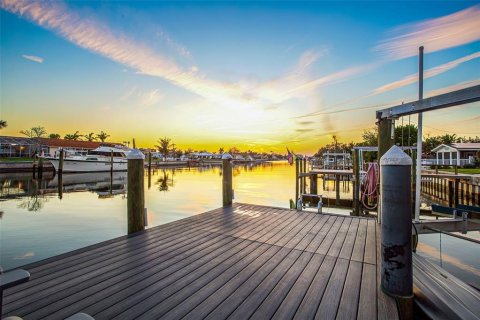 Casa en venta en Saint Petersburg, Florida, 3 dormitorios, 243.5 m2 № 1902905 - foto 3
