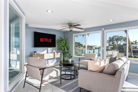 Casa en venta en Saint Petersburg, Florida, 3 dormitorios, 243.5 m2 № 1902905 - foto 13