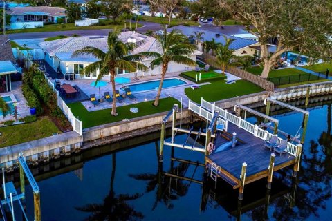 Casa en venta en Saint Petersburg, Florida, 3 dormitorios, 243.5 m2 № 1902905 - foto 1