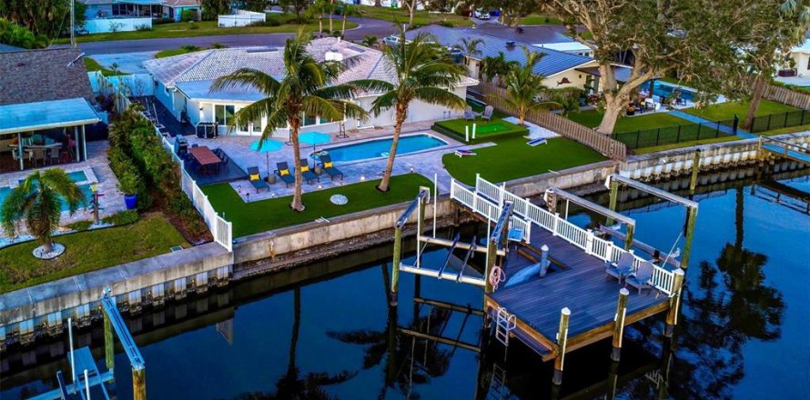Villa ou maison à Saint Petersburg, Floride 3 chambres, 243.5 m2 № 1902905