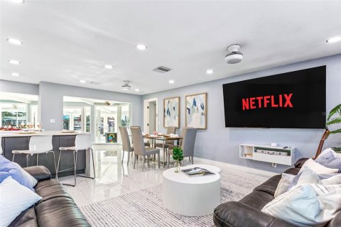 Casa en venta en Saint Petersburg, Florida, 3 dormitorios, 243.5 m2 № 1902905 - foto 11