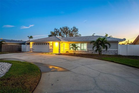 Casa en venta en Saint Petersburg, Florida, 3 dormitorios, 243.5 m2 № 1902905 - foto 4