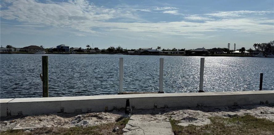 Casa en Port Charlotte, Florida 2 dormitorios, 184.5 m2 № 1721943