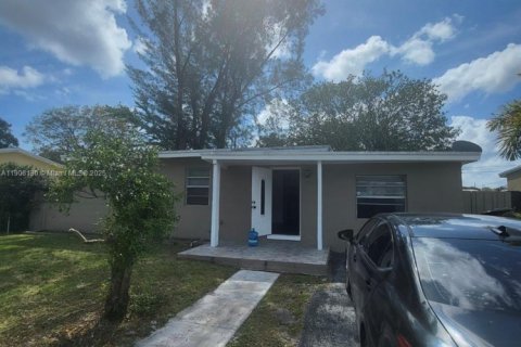Villa ou maison à louer à Fort Lauderdale, Floride: 2 chambres, 91.42 m2 № 1956697 - photo 1