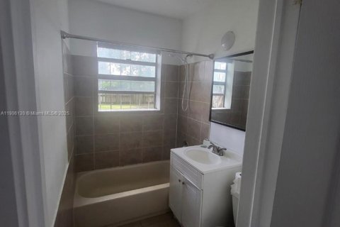 Villa ou maison à louer à Fort Lauderdale, Floride: 2 chambres, 91.42 m2 № 1956697 - photo 3