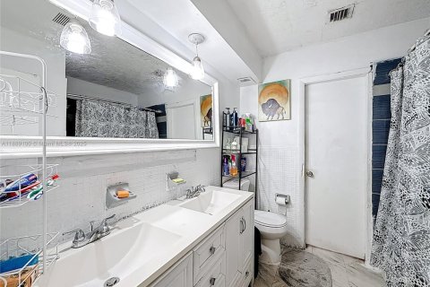 Casa en venta en Miami, Florida, 3 dormitorios, 158.31 m2 № 1946727 - foto 25