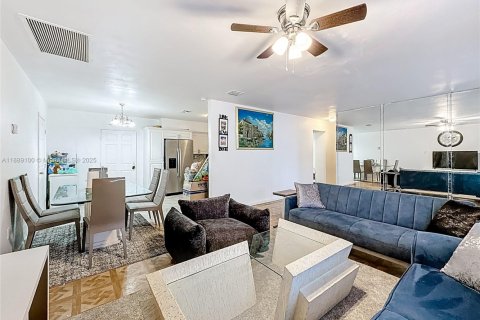 Casa en venta en Miami, Florida, 3 dormitorios, 158.31 m2 № 1946727 - foto 15