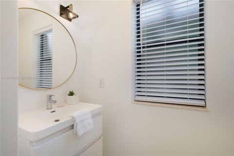 House in Pinecrest, Florida 4 bedrooms, 327.02 sq.m. № 2041870 - photo 14