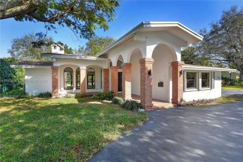 House in Pinecrest, Florida 4 bedrooms, 327.02 sq.m. № 2041870 - photo 6