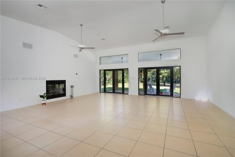 House in Pinecrest, Florida 4 bedrooms, 327.02 sq.m. № 2041870 - photo 8