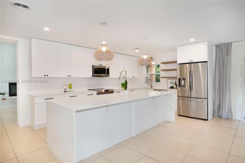 House in Pinecrest, Florida 4 bedrooms, 327.02 sq.m. № 2041870