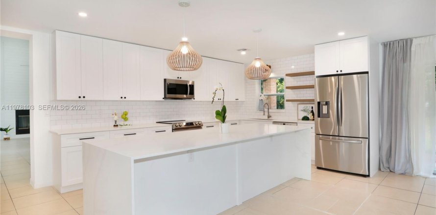 House in Pinecrest, Florida 4 bedrooms, 327.02 sq.m. № 2041870