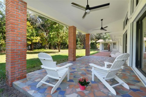 House in Pinecrest, Florida 4 bedrooms, 327.02 sq.m. № 2041870 - photo 5