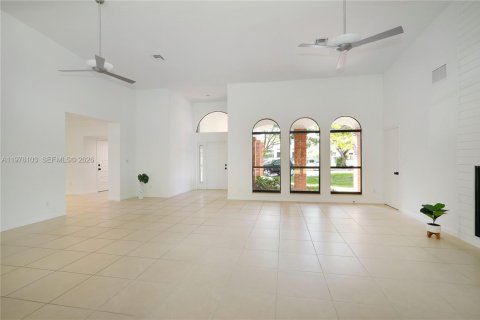 House in Pinecrest, Florida 4 bedrooms, 327.02 sq.m. № 2041870 - photo 2