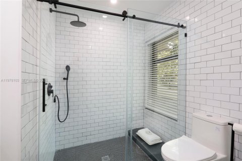 House in Pinecrest, Florida 4 bedrooms, 327.02 sq.m. № 2041870 - photo 10