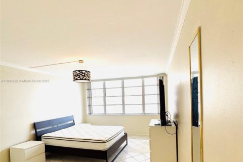 Condo in Hallandale Beach, Florida, 1 bedroom  № 1964807 - photo 18
