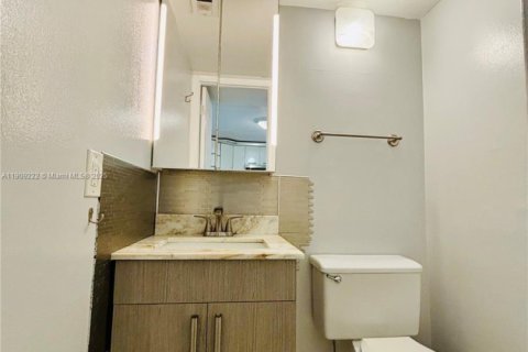 Condo in Hallandale Beach, Florida, 1 bedroom  № 1964807 - photo 26