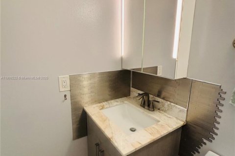 Condo in Hallandale Beach, Florida, 1 bedroom  № 1964807 - photo 16