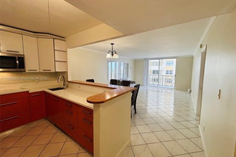 Condo in Hallandale Beach, Florida, 1 bedroom  № 1964807 - photo 9