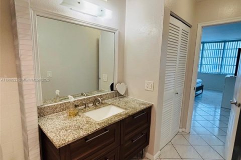 Condo in Hallandale Beach, Florida, 1 bedroom  № 1964807 - photo 21