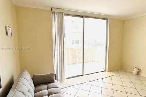 Condo in Hallandale Beach, Florida, 1 bedroom  № 1964807 - photo 11