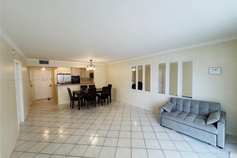 Condo in Hallandale Beach, Florida, 1 bedroom  № 1964807 - photo 12