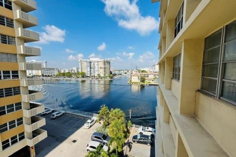 Condo in Hallandale Beach, Florida, 1 bedroom  № 1964807 - photo 2
