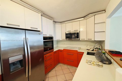 Condo in Hallandale Beach, Florida, 1 bedroom  № 1964807 - photo 7