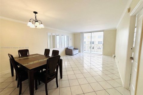 Condo in Hallandale Beach, Florida, 1 bedroom  № 1964807 - photo 13