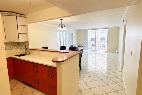 Condo in Hallandale Beach, Florida, 1 bedroom  № 1964807 - photo 8