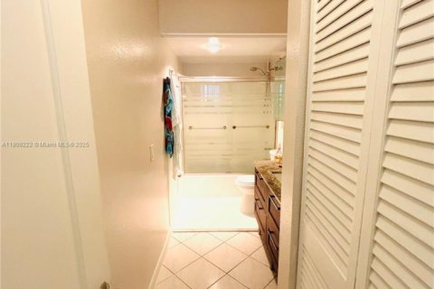 Condo in Hallandale Beach, Florida, 1 bedroom  № 1964807 - photo 15