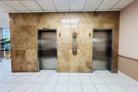 Condo in Hallandale Beach, Florida, 1 bedroom  № 1964807 - photo 17