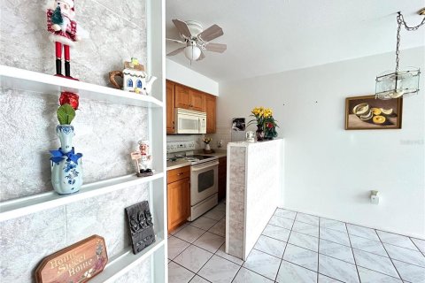 Condo in Holiday, Florida, 2 bedrooms  № 1532923 - photo 5