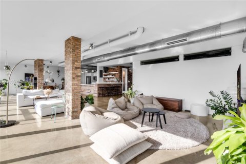 Снять в аренду кондоминиум в Майами, Флорида 4 спальни, 295.34м2, № 2045626 - фото 2