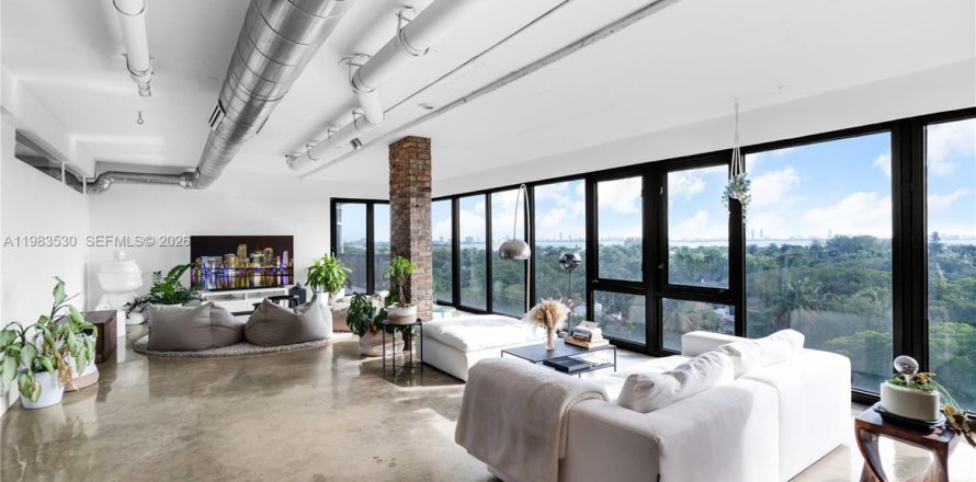 Кондоминиум с 4 спальнями в Майами, Флорида № 2045626