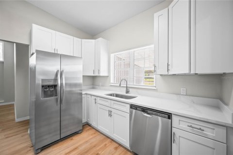 House in Orlando, Florida 3 bedrooms, 127.46 sq.m. № 2423833 - photo 9