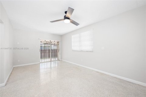 House in Miami, Florida 4 bedrooms, 161.65 sq.m. № 2004272 - photo 11