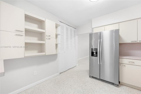 House in Miami, Florida 4 bedrooms, 161.65 sq.m. № 2004272 - photo 9