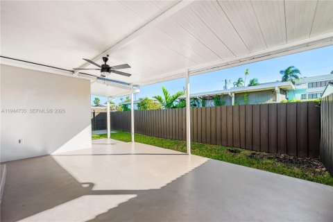 House in Miami, Florida 4 bedrooms, 161.65 sq.m. № 2004272 - photo 22