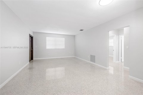 House in Miami, Florida 4 bedrooms, 161.65 sq.m. № 2004272 - photo 6