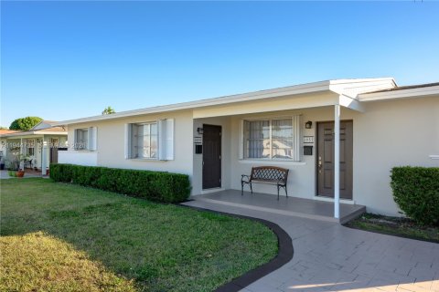 House in Miami, Florida 4 bedrooms, 161.65 sq.m. № 2004272 - photo 2