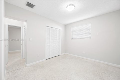 House in Miami, Florida 4 bedrooms, 161.65 sq.m. № 2004272 - photo 13