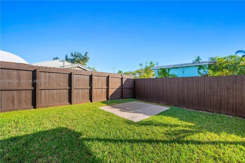 House in Miami, Florida 4 bedrooms, 161.65 sq.m. № 2004272 - photo 24