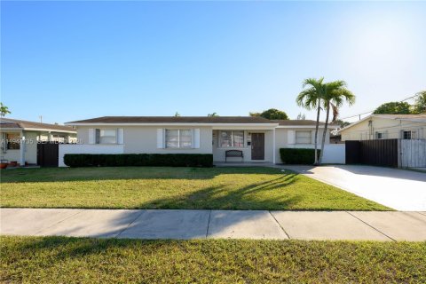 House in Miami, Florida 4 bedrooms, 161.65 sq.m. № 2004272