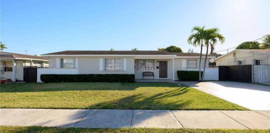 House in Miami, Florida 4 bedrooms, 161.65 sq.m. № 2004272