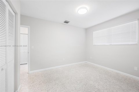 House in Miami, Florida 4 bedrooms, 161.65 sq.m. № 2004272 - photo 18