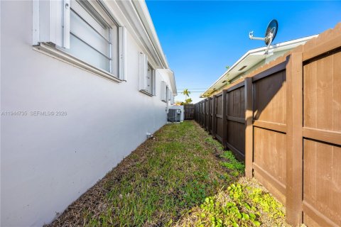 House in Miami, Florida 4 bedrooms, 161.65 sq.m. № 2004272 - photo 26